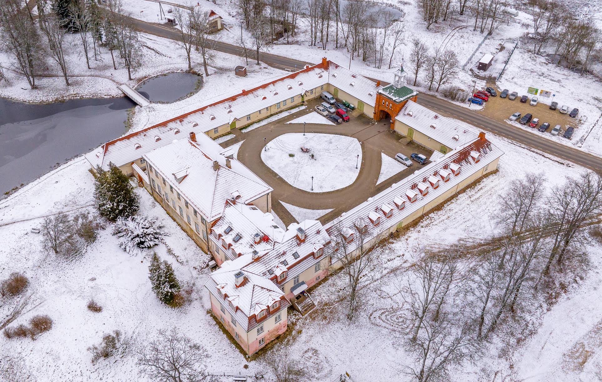Jaanuar tõi muudatusi Rogosi mõisa teenustevalikusse. Mõneks ajaks kaob valikust nii kehakinnituse kui ka ööbimise võimalus. Ka kohvikusse pole külastajail mõnda aega asja. Vald tegeleb aktiivselt sellega, et mõisale ühel hetkel taas rohkem elu sisse puhuda. Foto: AIGAR NAGEL